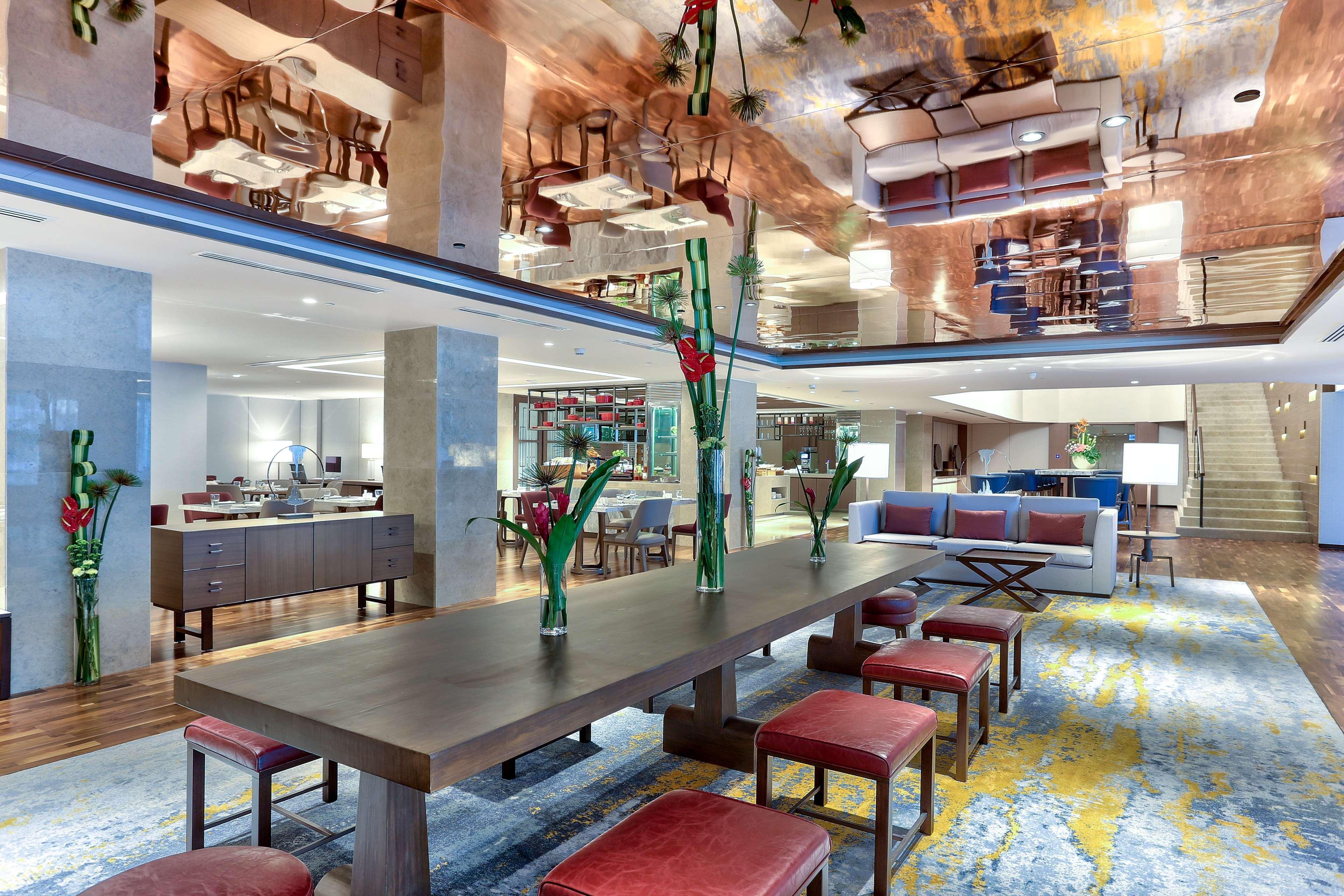 ホテル ヒルトン コタ キナバル コタキナバル エクステリア 写真 The lobby of the hotel