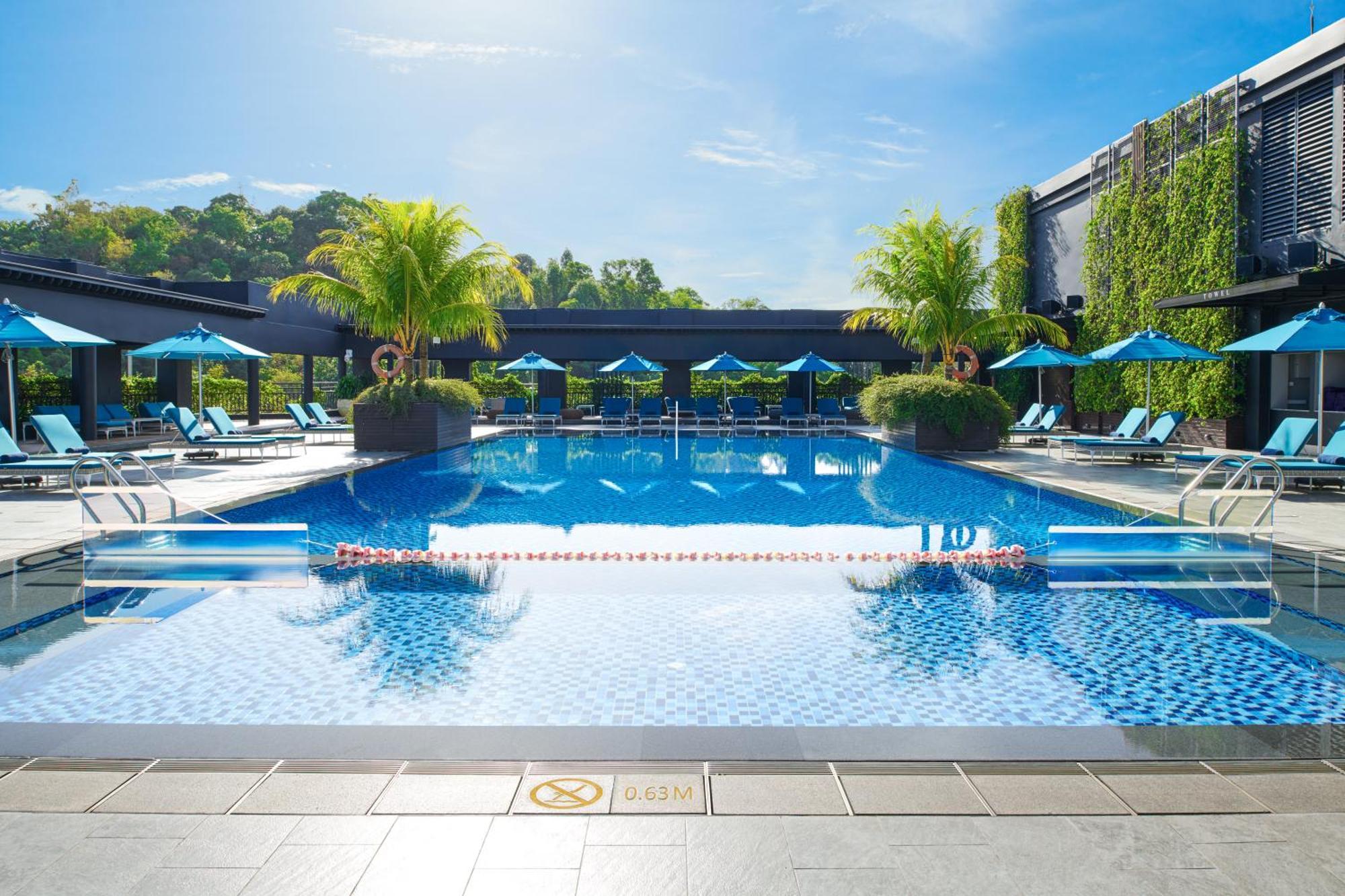 ホテル ヒルトン コタ キナバル コタキナバル エクステリア 写真 The swimming pool at the hotel