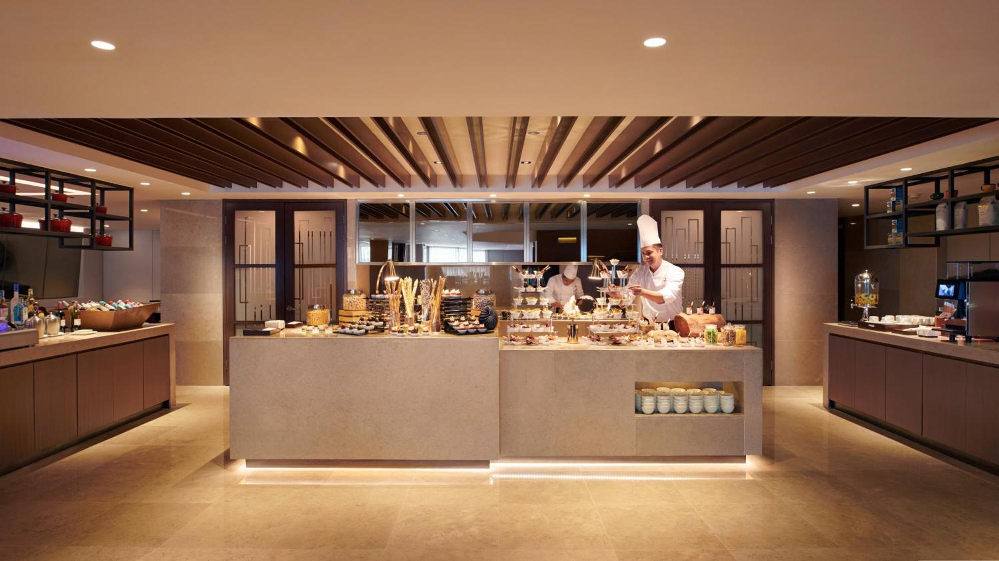 ホテル ヒルトン コタ キナバル コタキナバル エクステリア 写真 The buffet at the lounge