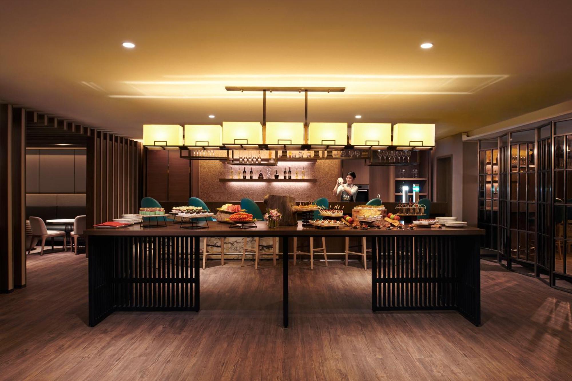 ホテル ヒルトン コタ キナバル コタキナバル エクステリア 写真 The lounge at Changi Airport