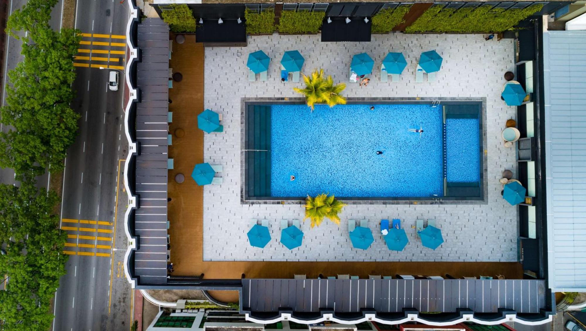 ホテル ヒルトン コタ キナバル コタキナバル エクステリア 写真 Aerial view of the pool