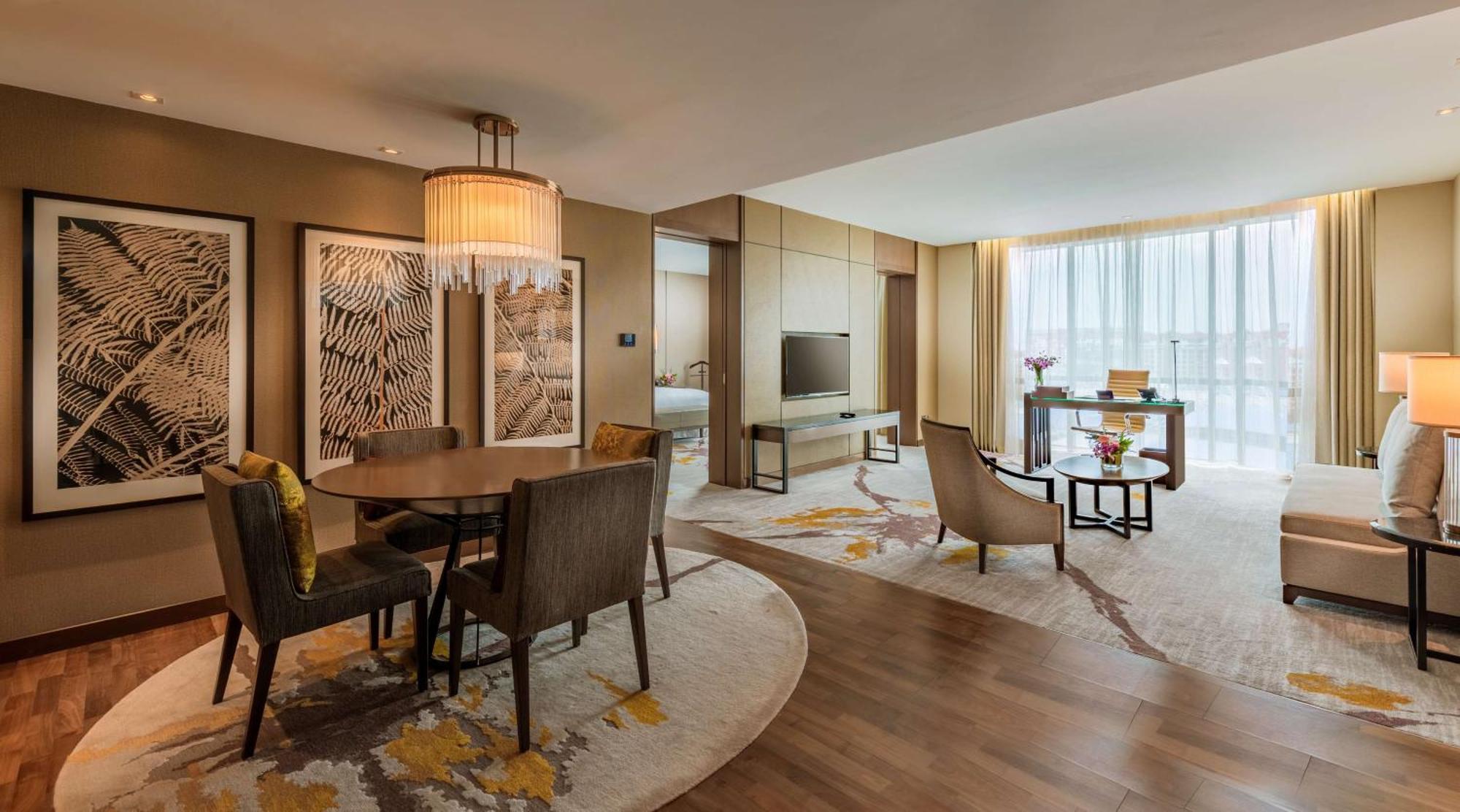 ホテル ヒルトン コタ キナバル コタキナバル エクステリア 写真 A suite at the hotel