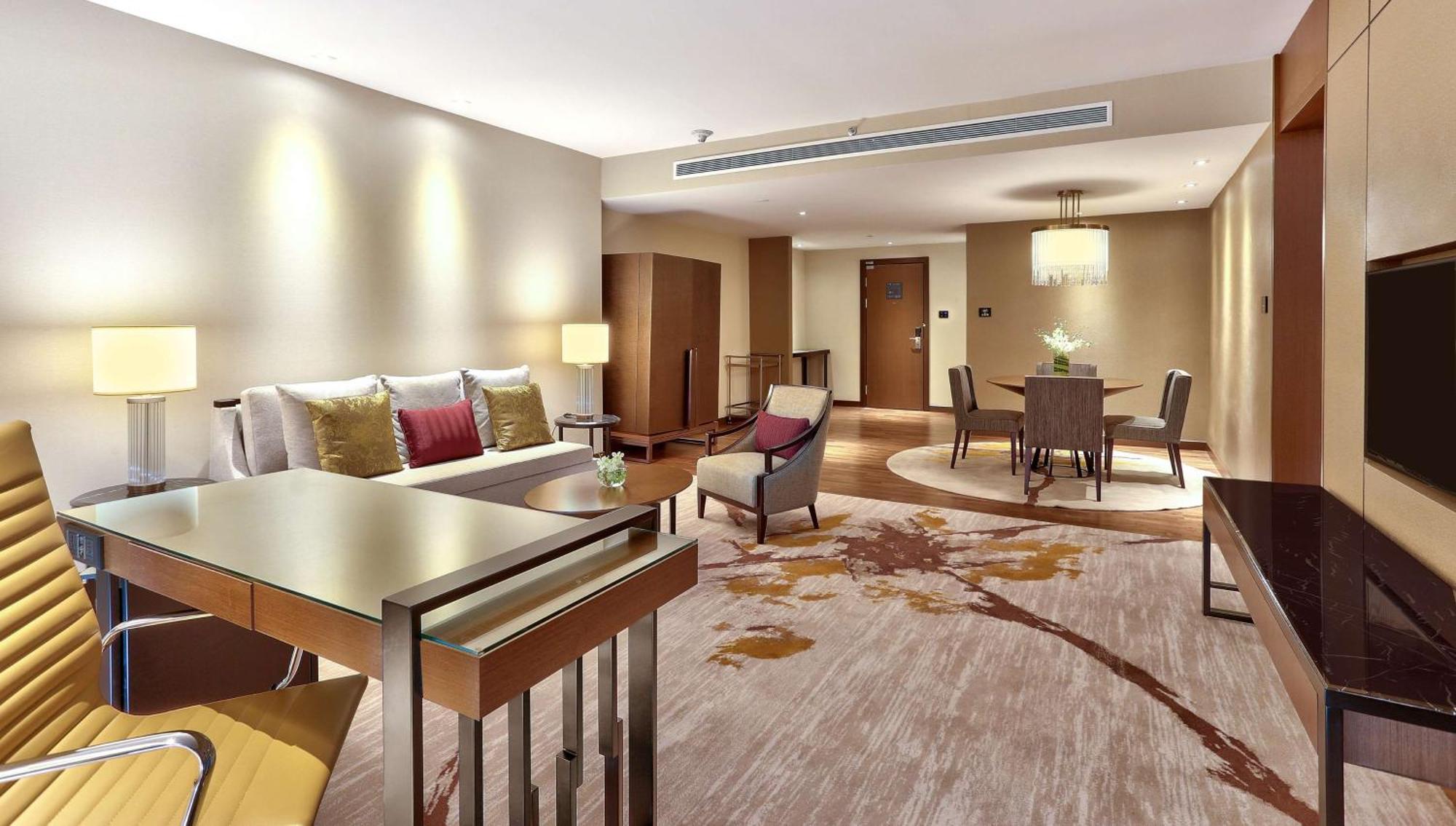 ホテル ヒルトン コタ キナバル コタキナバル エクステリア 写真 A suite at the hotel